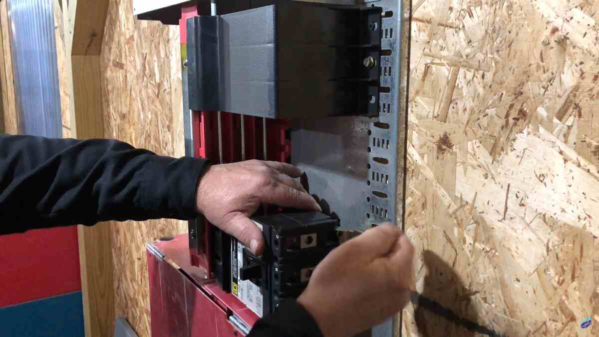 i-line-circuit-breaker-mounting-hooks-engaged-in-panel-slots