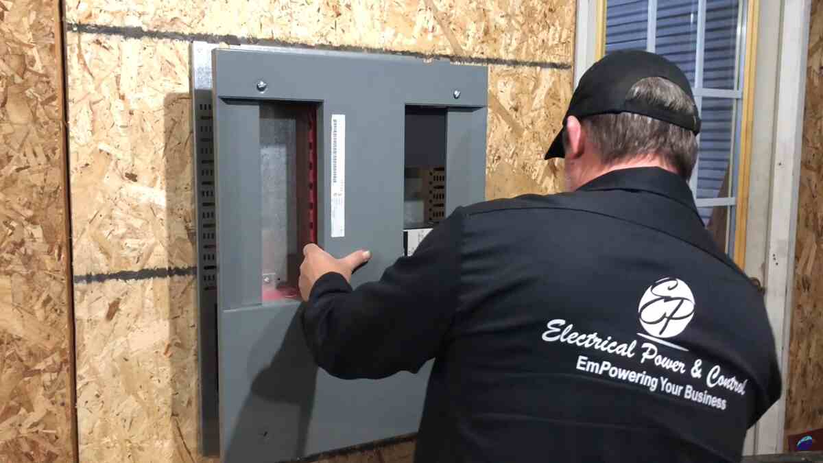 secure-new-I-Line-breaker-installation-with-proper-bus-bar-connection