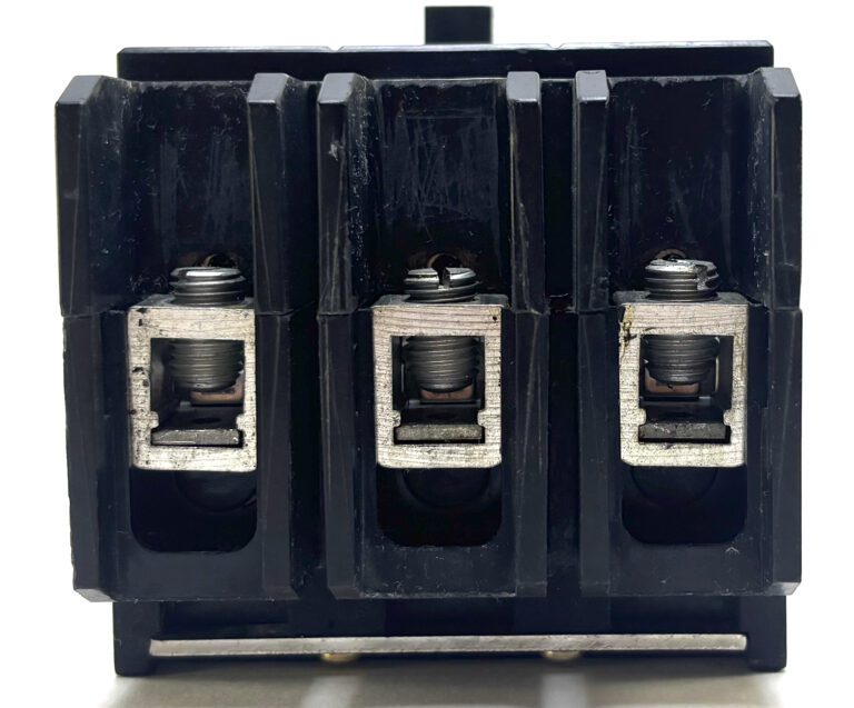 Disjoncteur Eaton GHB3100 Reconditionné - 3 Pôles, 100 Ampères, 480 Volts, Pour Tableau Électrique Industriel