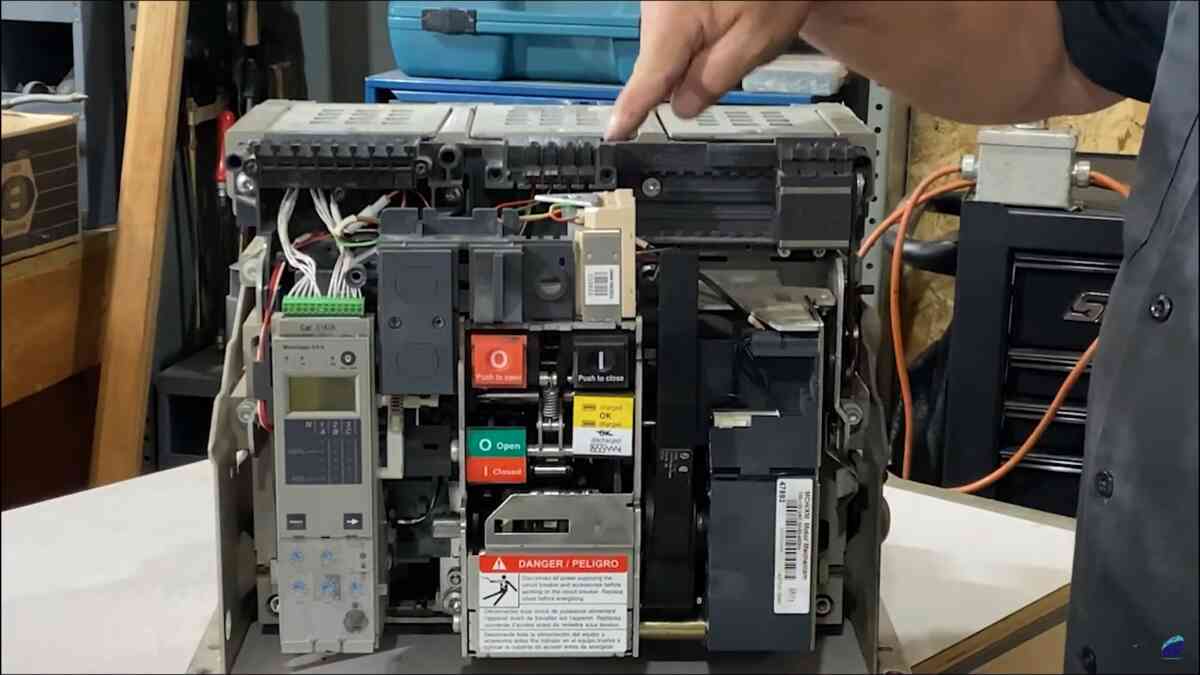 internal-view-showing-how-air-breaker-parts-work