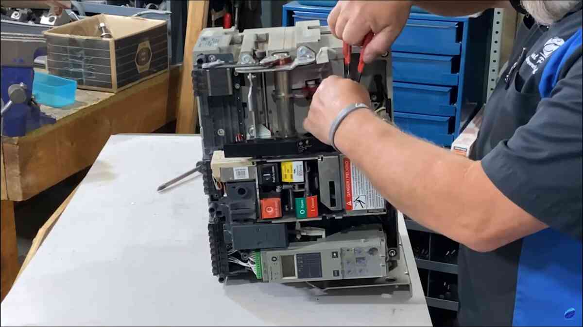 smart trip unit boosts air circuitindustrial air breakers