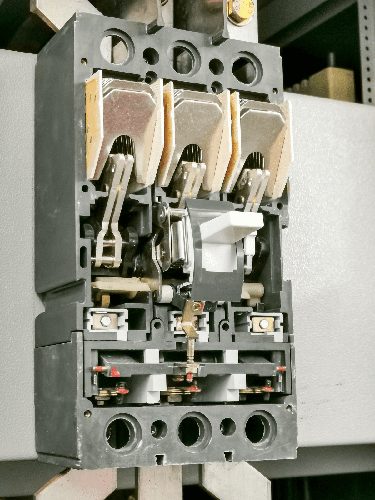What Is an Air Circuit Breaker